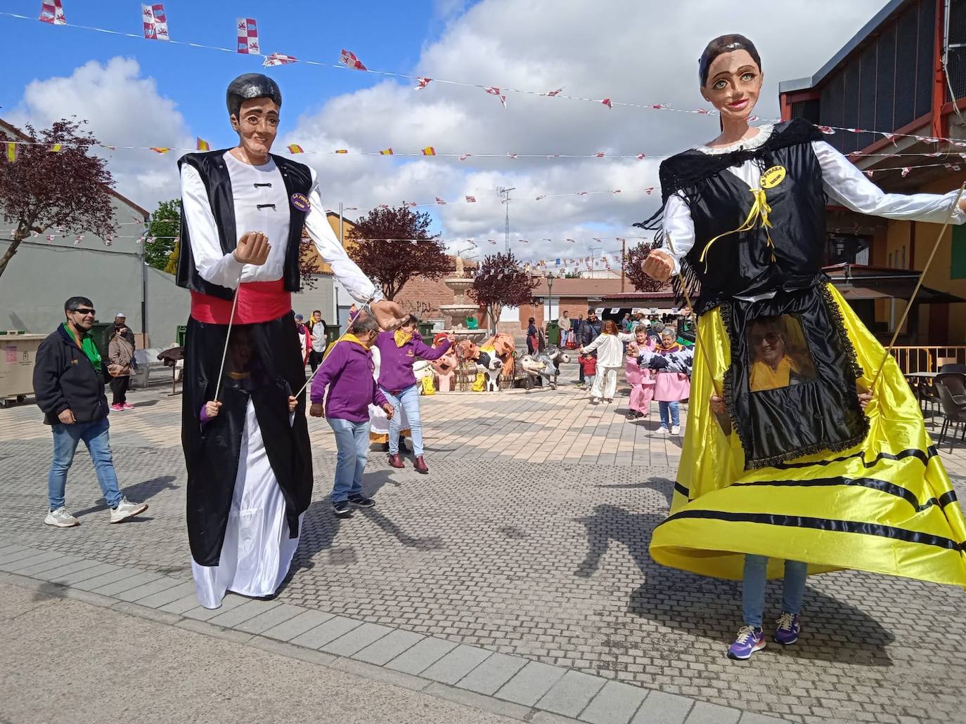 Momento del pasacalles de gigantes y cabezudos en el municipio de Pedrajas de San Esteban. 