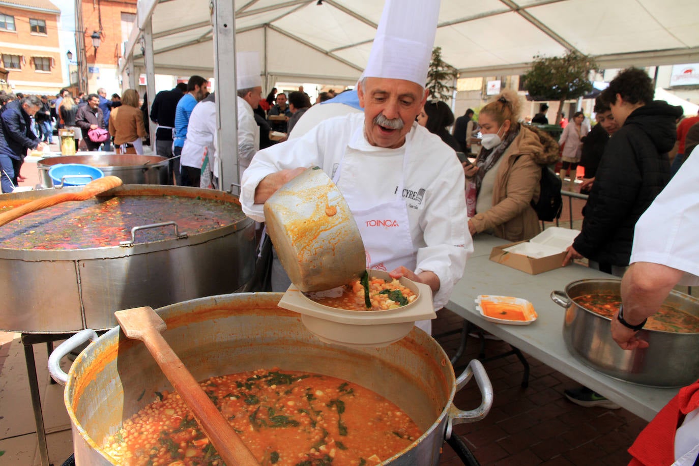 Los cocineros han elaborado una degustación de chorizo de Cantimpalos con garbanzos de Villovela de Pirón y bacalao con verduras este domingo. 