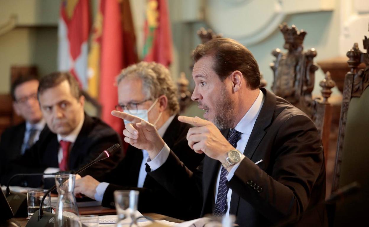 Óscar Puente, durante una de sus intervenciones en el pleno de este lunes. 