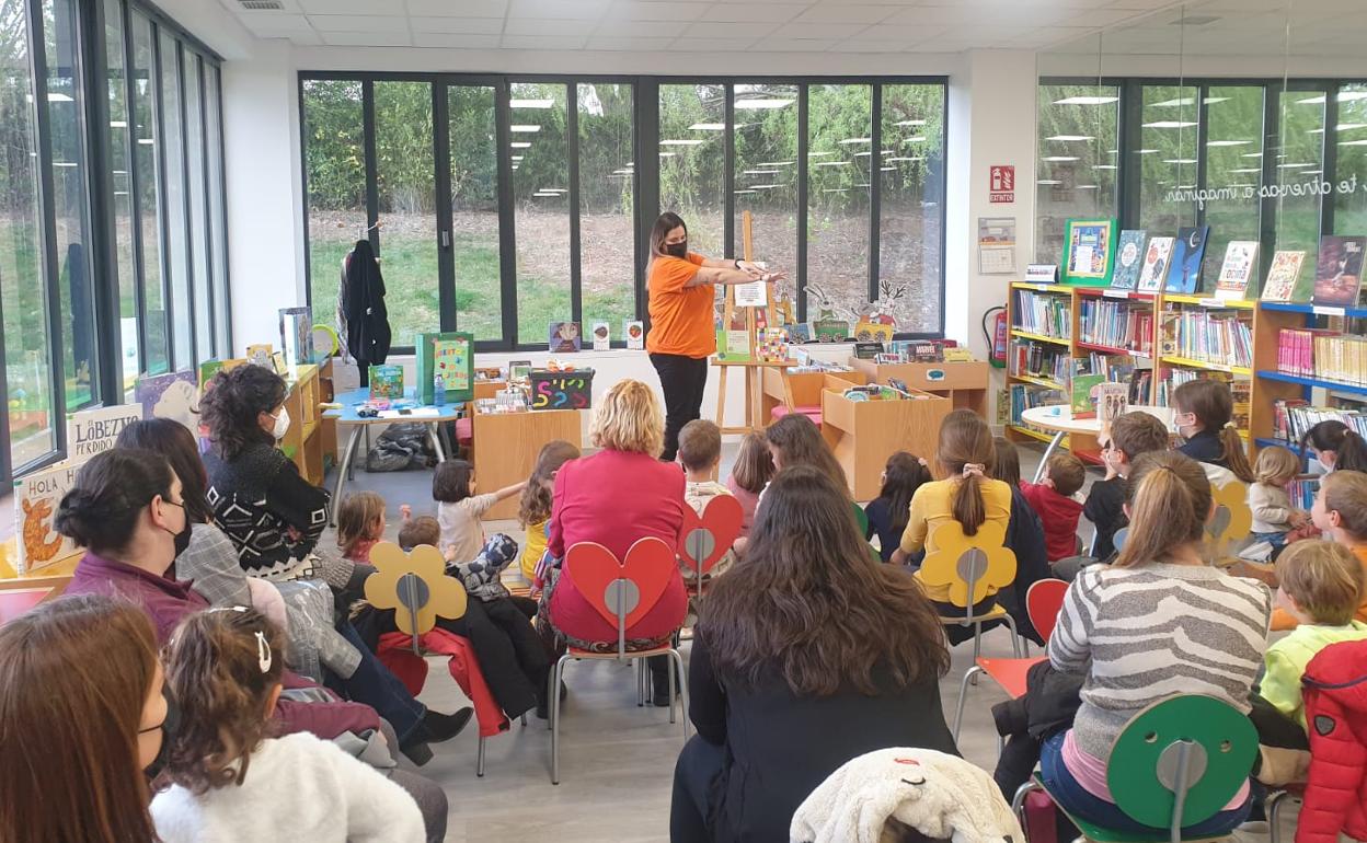 Los niños de Santa Marta celebran el Día del Libro con cuentacuentos y una visita a fondo a la nueva biblioteca