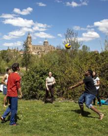 Imagen secundaria 2 - El buen tiempo convierte en multitudinaria la celebración del Lunes de Aguas en Salamanca