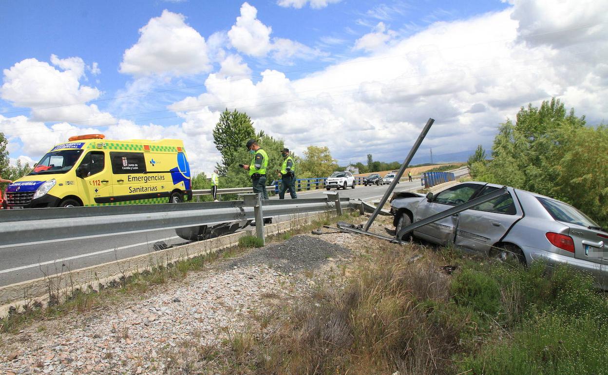 Guardia Civil y Emergencias Sanitarias de Sacyl acuden, en mayo de 2021, a un accidente en la CL-605. 