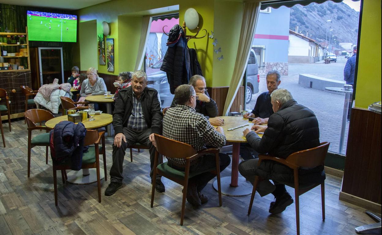 Vecinos de Ciñera (León), en una fotografía de febrero de 2020.