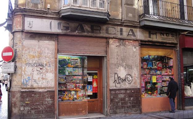 Imagen principal - Esquina de Teresa Gil con Regalado donde se podía ver el cartel de García Hermanos. Abajo. María del Rosario García Martín, nieta de Juan García Alcubilla e hija de Fernando García; y escaparate de la mercería.