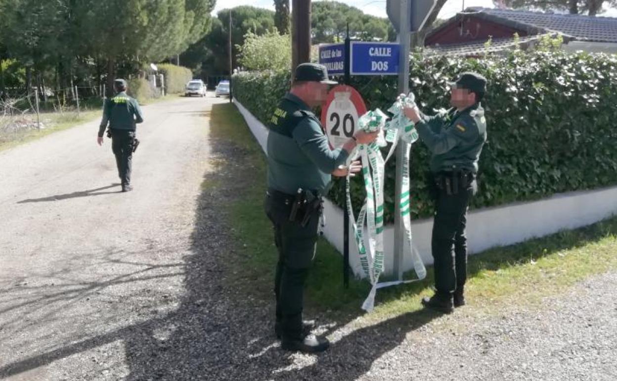 Los agentes retiran el precinto al término del registro del chalé de la familia del investigado. 