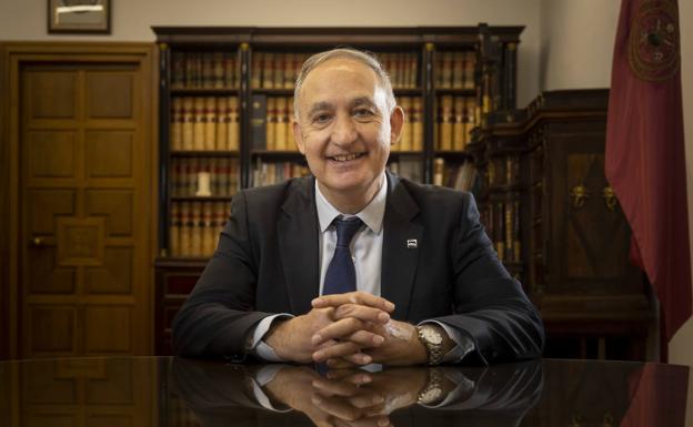 El rector de la Universidad de Valladolid, Antonio Largo Cabrerizo, en su despacho del Palacio de Santa Cruz. 