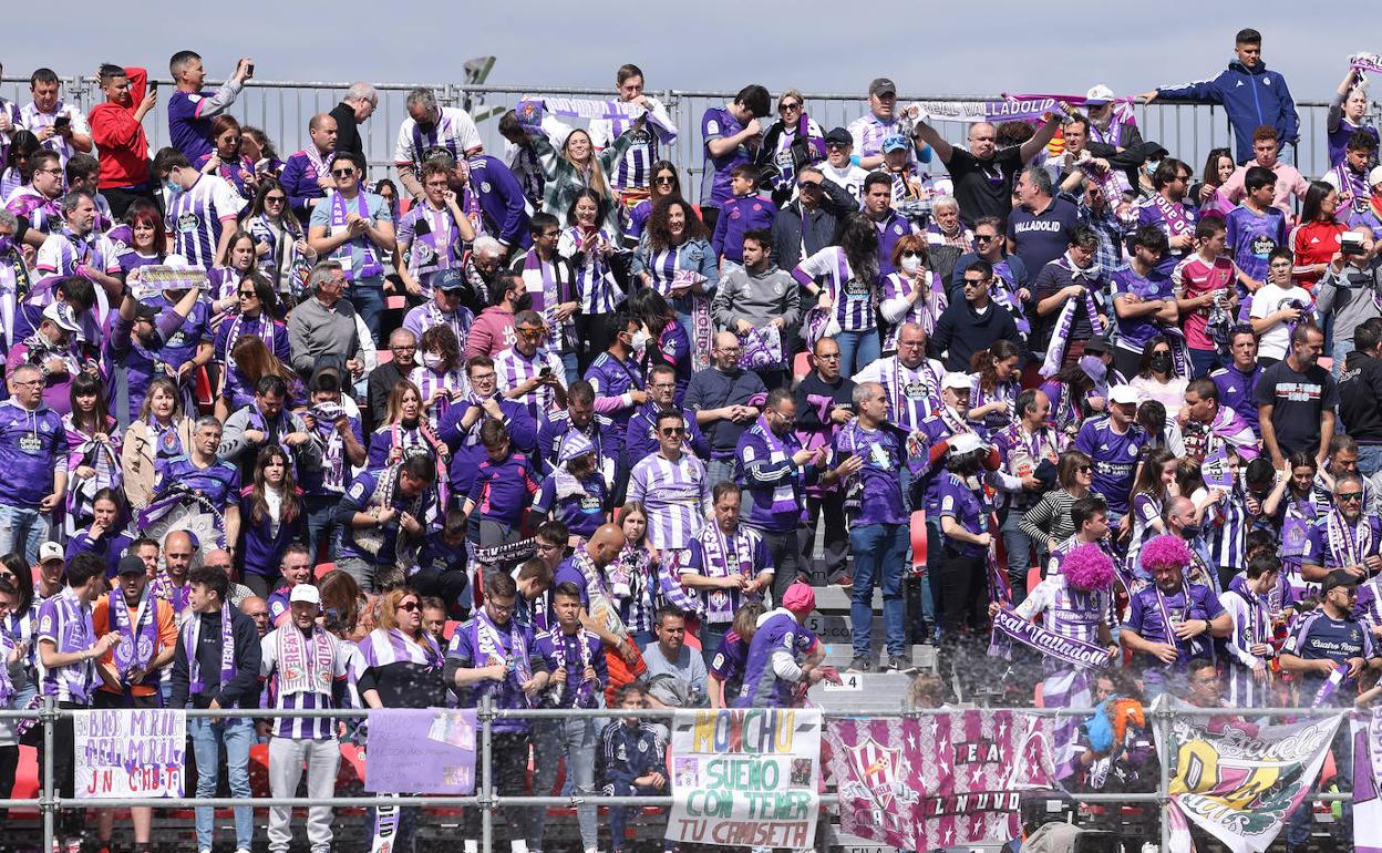 Seguidores del Real Valladolid en Anduva ante el CD Mirandés. 
