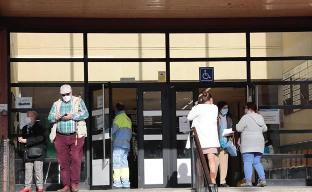 La falta de médicos, los pacientes crónicos pendientes y la covid saturan la asistencia