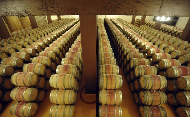 Imagen principal - Arriba, sala de barricas de Bodegas Fariña. Abajo, iglesa de San Román de Hornija. 