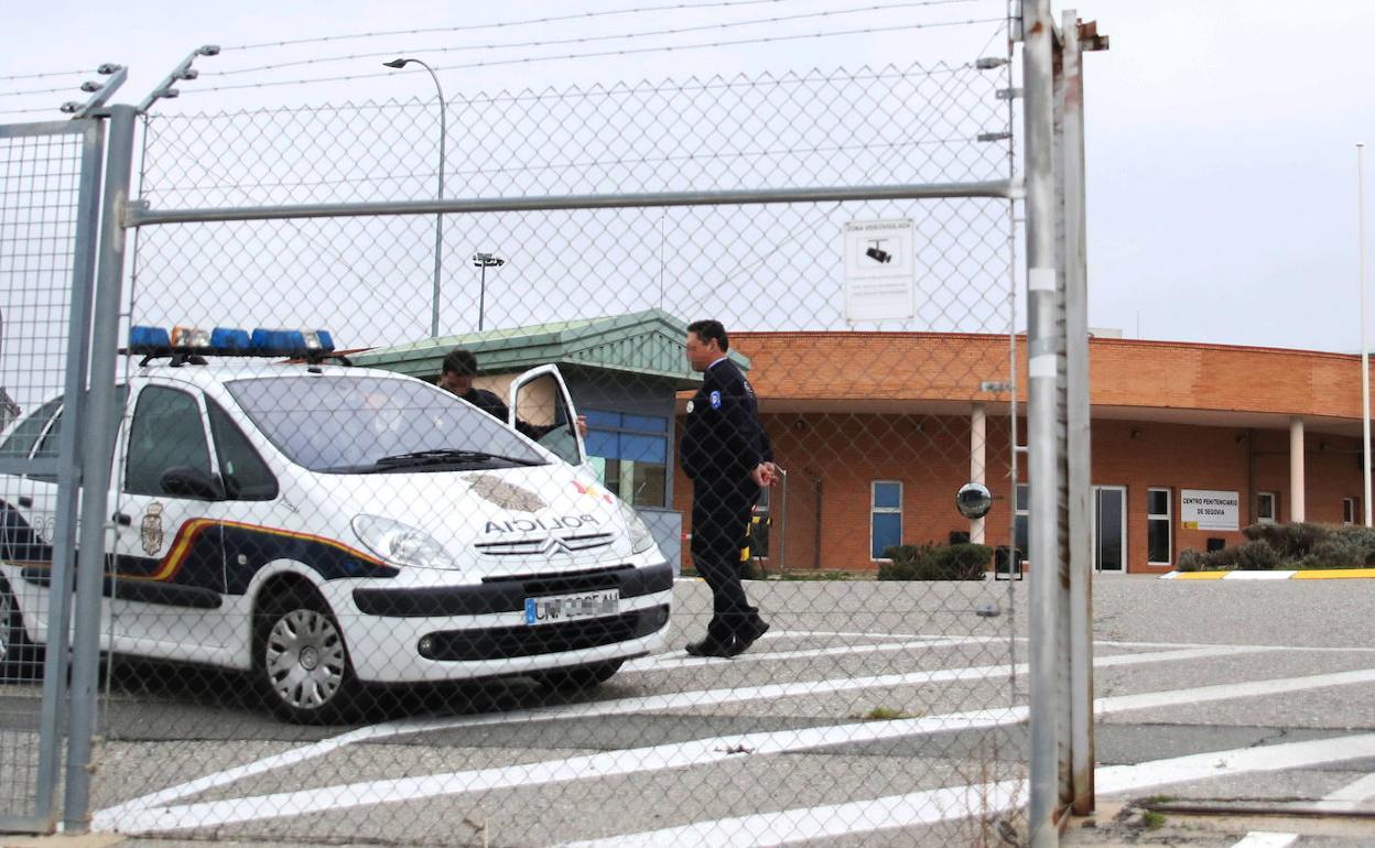 Un coche de la Policía Nacional sale del centro penitenciario de Peorgordo, en Segovia. 