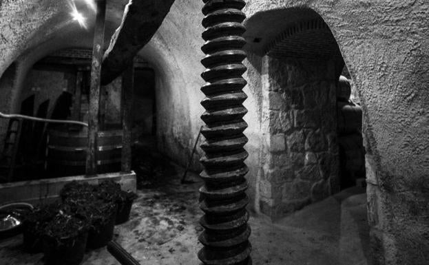 Imagen principal - Arriba, lagar antiguo de Eme Bodegas en Fuensaldaña, y arriba el castillo de la misma localidad. 