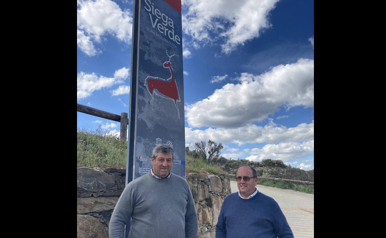 El alcalde de Villar de Argañan (i) Luis Ángel Moro Benito, junto con el regidor de Villar de la Yegua (d), Luis Miguel Baz Garduño.