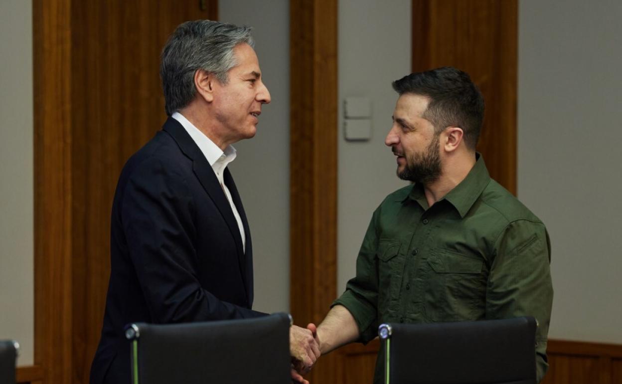 Antony Blinken saluda a Volodímir Zelenski antes de reunirse en Kiev. 