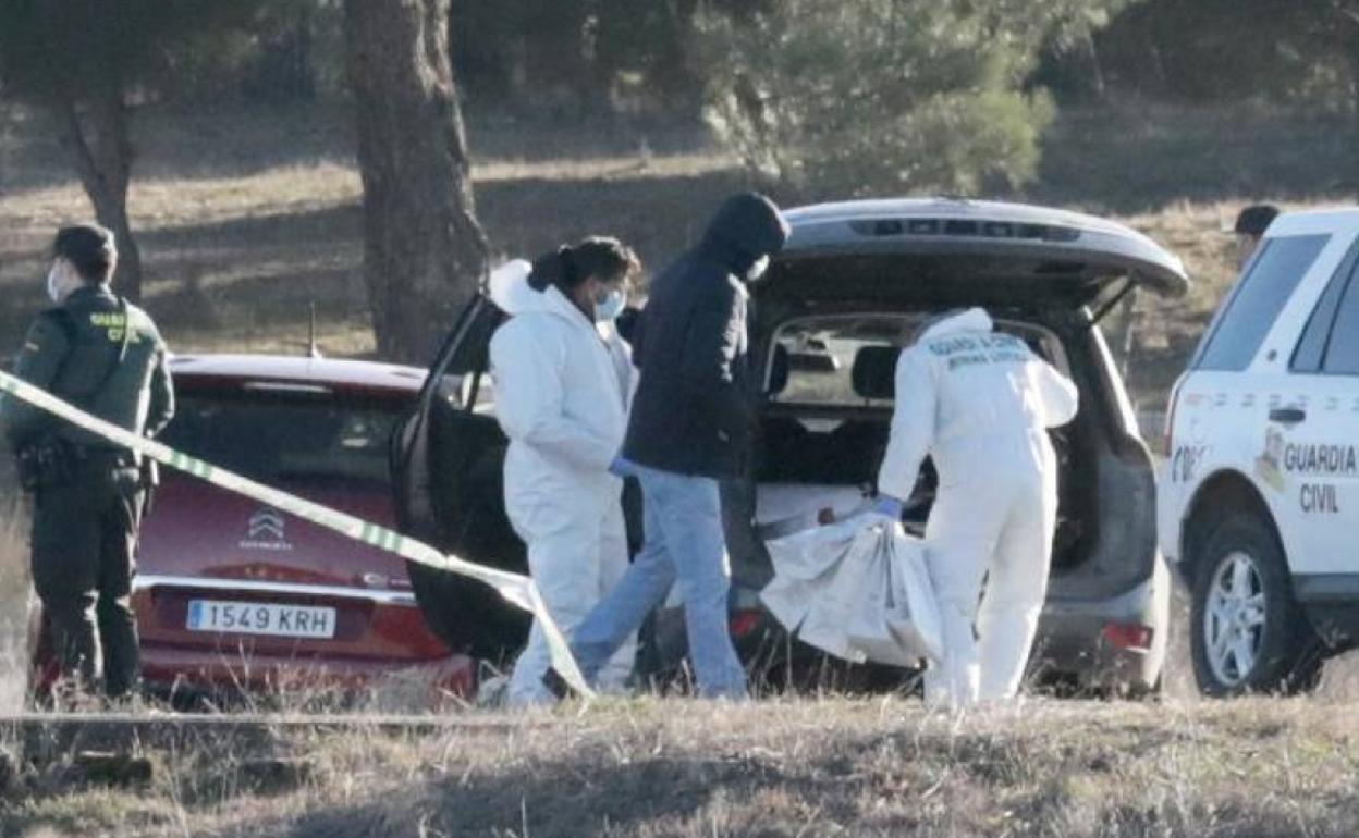 Inspección ocular del lugar donde fue encontrado el cuerpo de la víctima el 5 de febrero. 