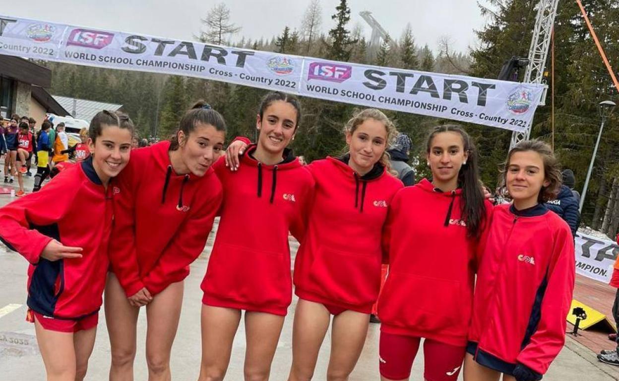 María Viciosa (tercera por la derecha) junto a sus compañeras de equipo. 