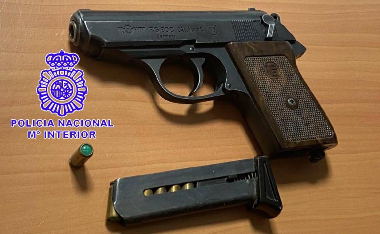 La pistola incautada por la Policía Nacional al detenido. 