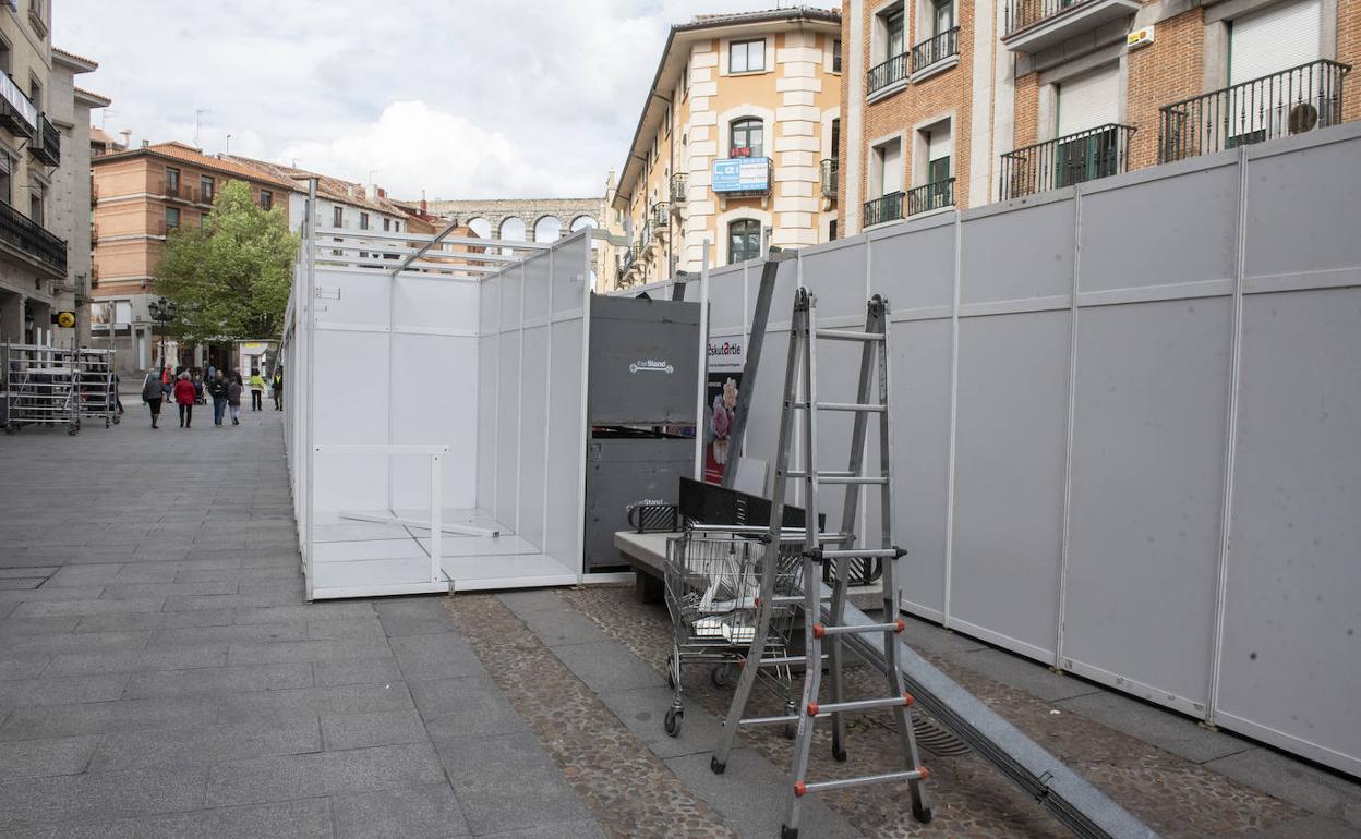 Montaje de las casetas de la Feria Nacional de Artesanía en la avenida del Acueducto. 