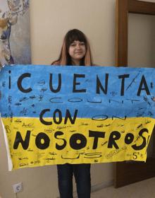 Imagen secundaria 2 - Arriba, las dos familias en el sofá de la casa de Adalberto. A la izquierda, Arseniy, junto a sus hermanas de acogida 