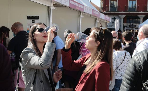 Dos jóvenes disfrutan de un vino en una edición anterior. 