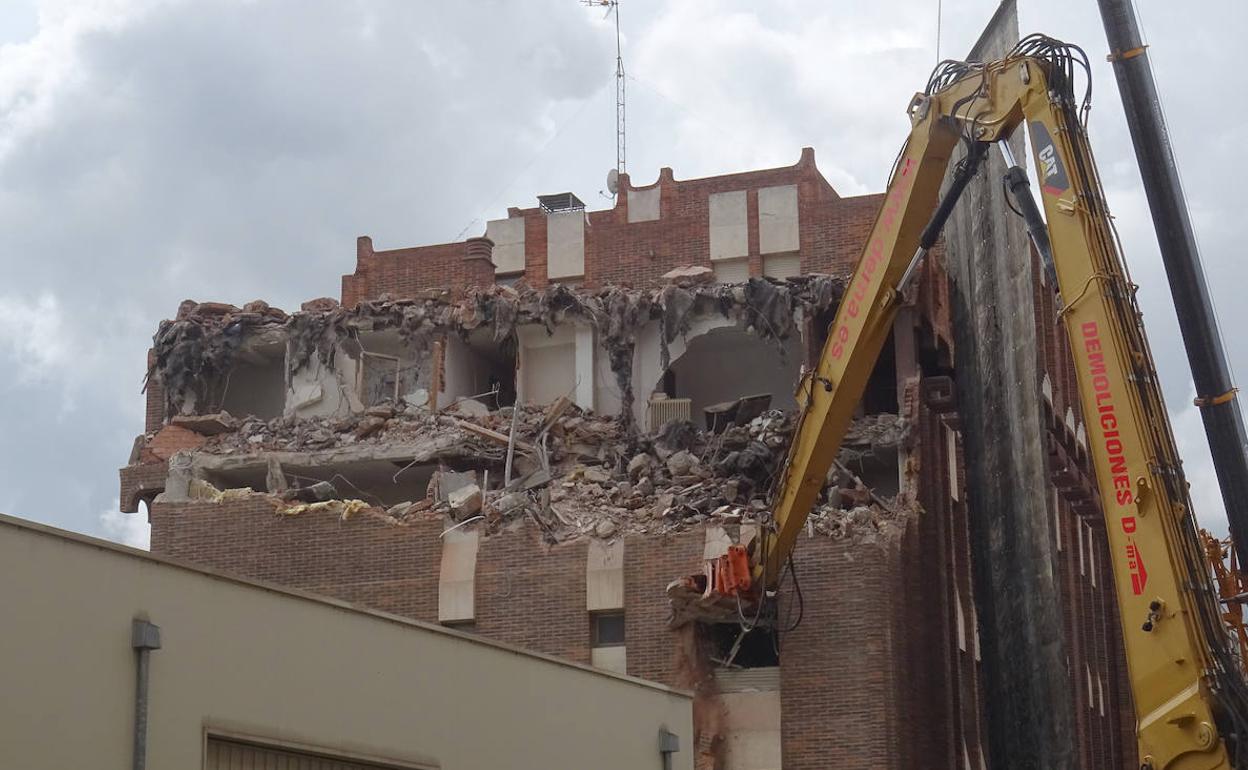 La máquina devora la estructura de la antigua residencia de las Oblatas. 