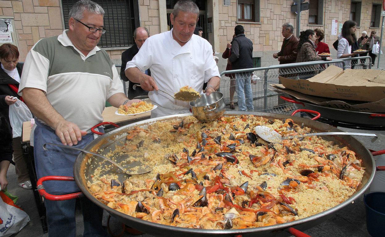 Imagen de una anterior paellada en el barrio del Cristo del Mercado. 