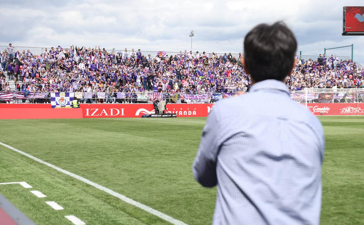 Pacheta observa el fondo de Anduva en el que estaba colocada la afición del Real Valladolid. 