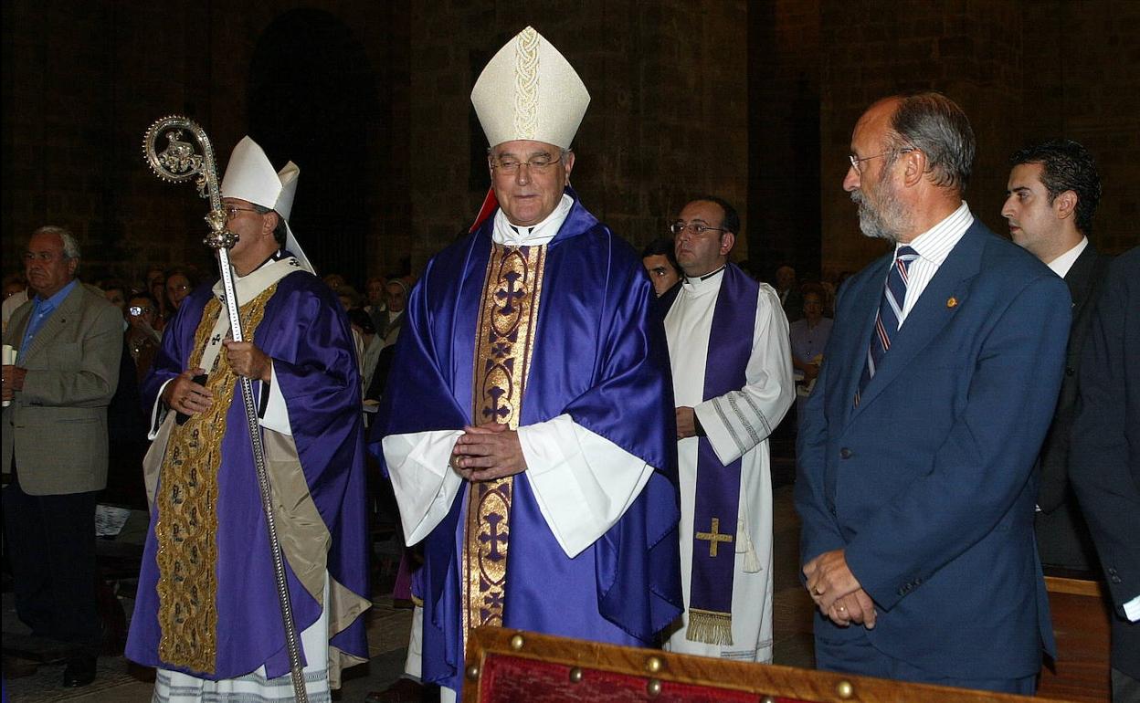 Carlos Amigo y León de la Riva, en una misa en la Catedral en 2004. 