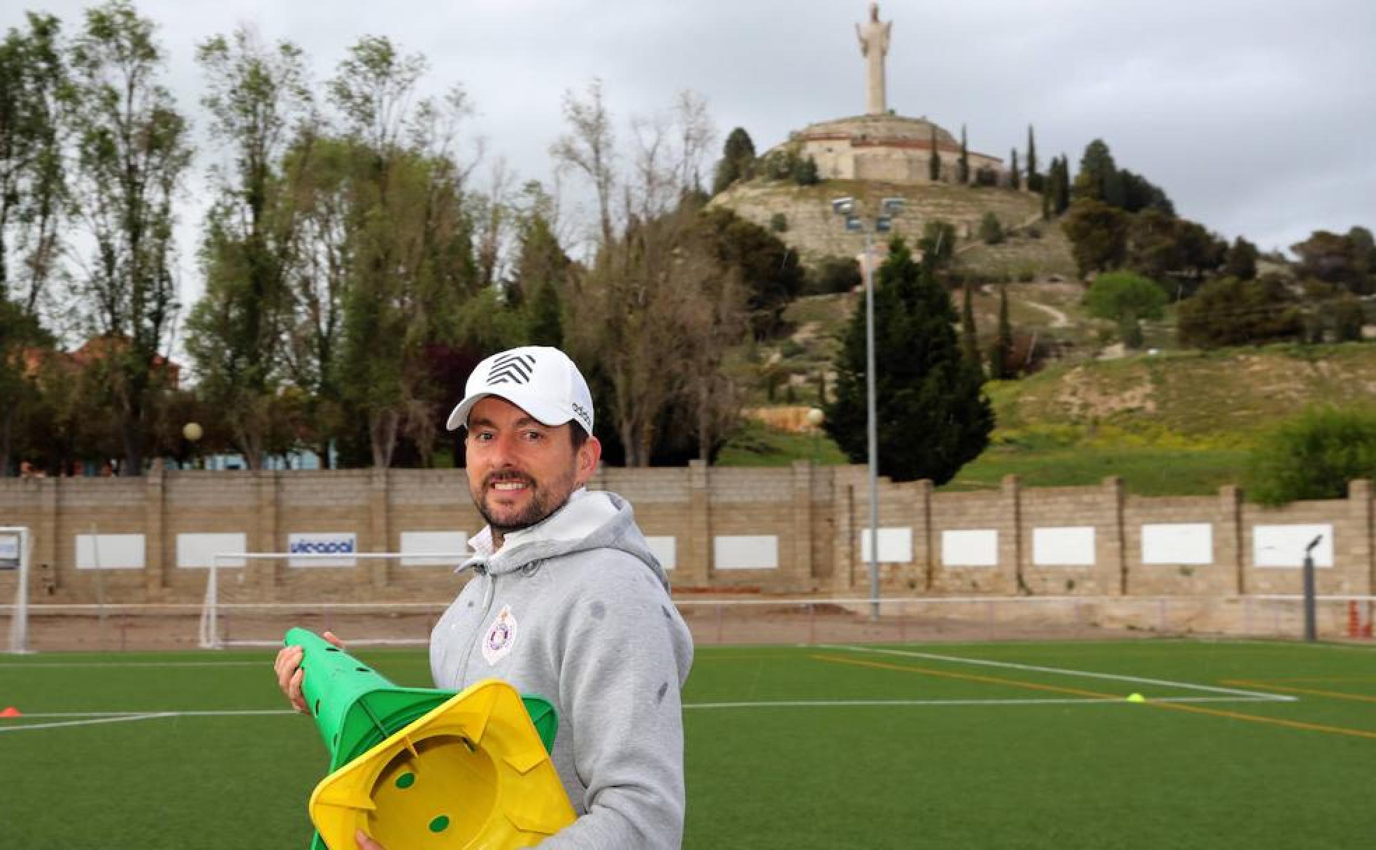 El entrenador del Palencia Cristo B, Carlos Doyague durante el entrenamiento de ayer en el Otero.