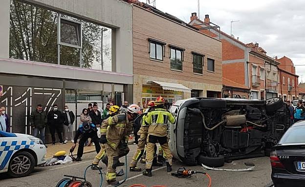 El turismo siniestrado frente al instituto Galileo.