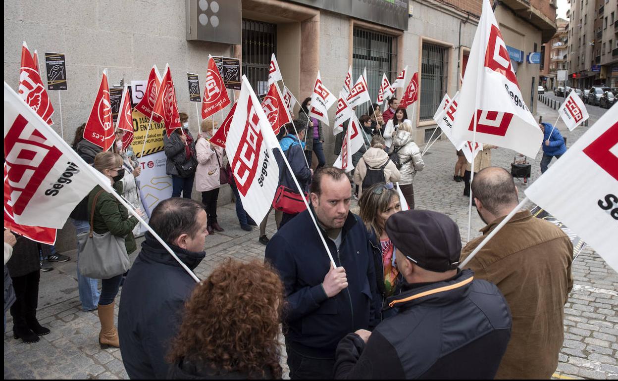 Manifestantes de CC OO y UGT ante la sede de la patronal segoviana, este jueves, por el Día de la Salud y Seguridad en el Trabajo. 