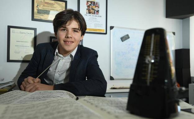 Guillermo Hernández, junto a sus partituras y metrónomo. 