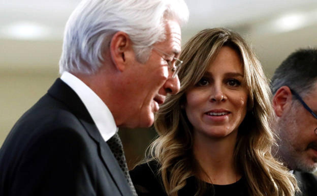 Richard Gere junto a su mujer Alejandra Silva