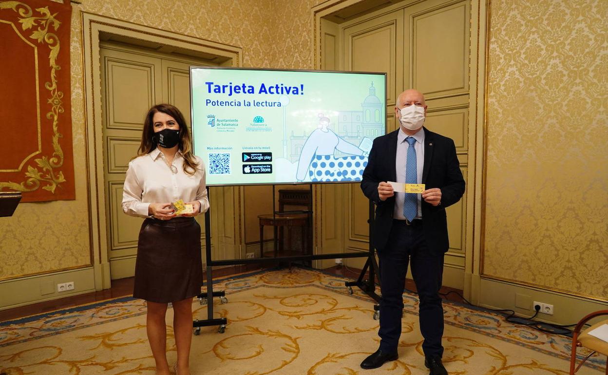 Juan Jose Sanchez y Maria Victoria Bermejo, en la prsentación de la tarjeta activa. 