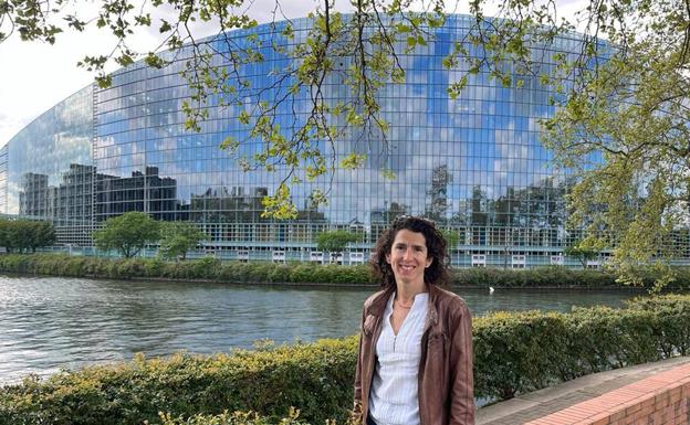 Ana García delante del Parlamento Europeo en Estrasburgo, ciudad donde trabaja.