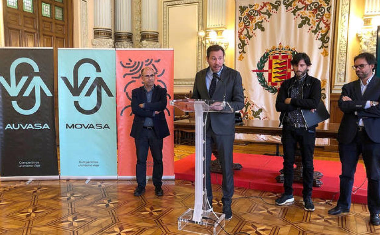 El alcalde, Óscar Puente, presenta en rueda de prensa de la nueva imagen de Auvasa. 