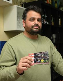 Imagen secundaria 2 - El entrenador del Atlético Tordesillas con dos de sus jugadores. A la derecha el camarero posa con las entradas en su bar. 