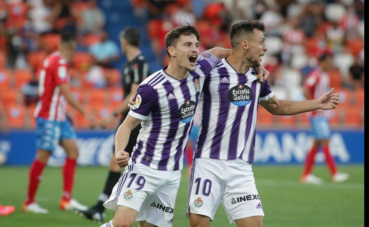 Toni celebra con Óscar Plano el primero de los cuatro goles ante el Lugo, 