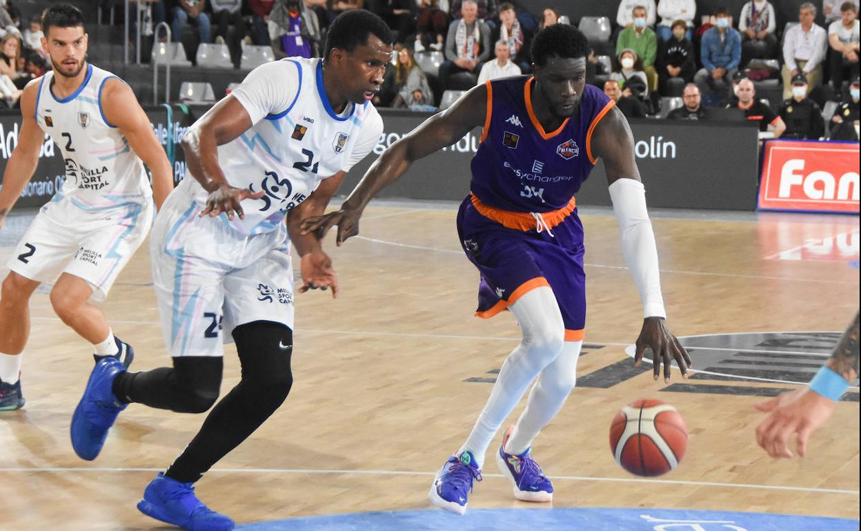Mus Barro con el balón durante el partido de ayer en el Pabellón Municipal. 