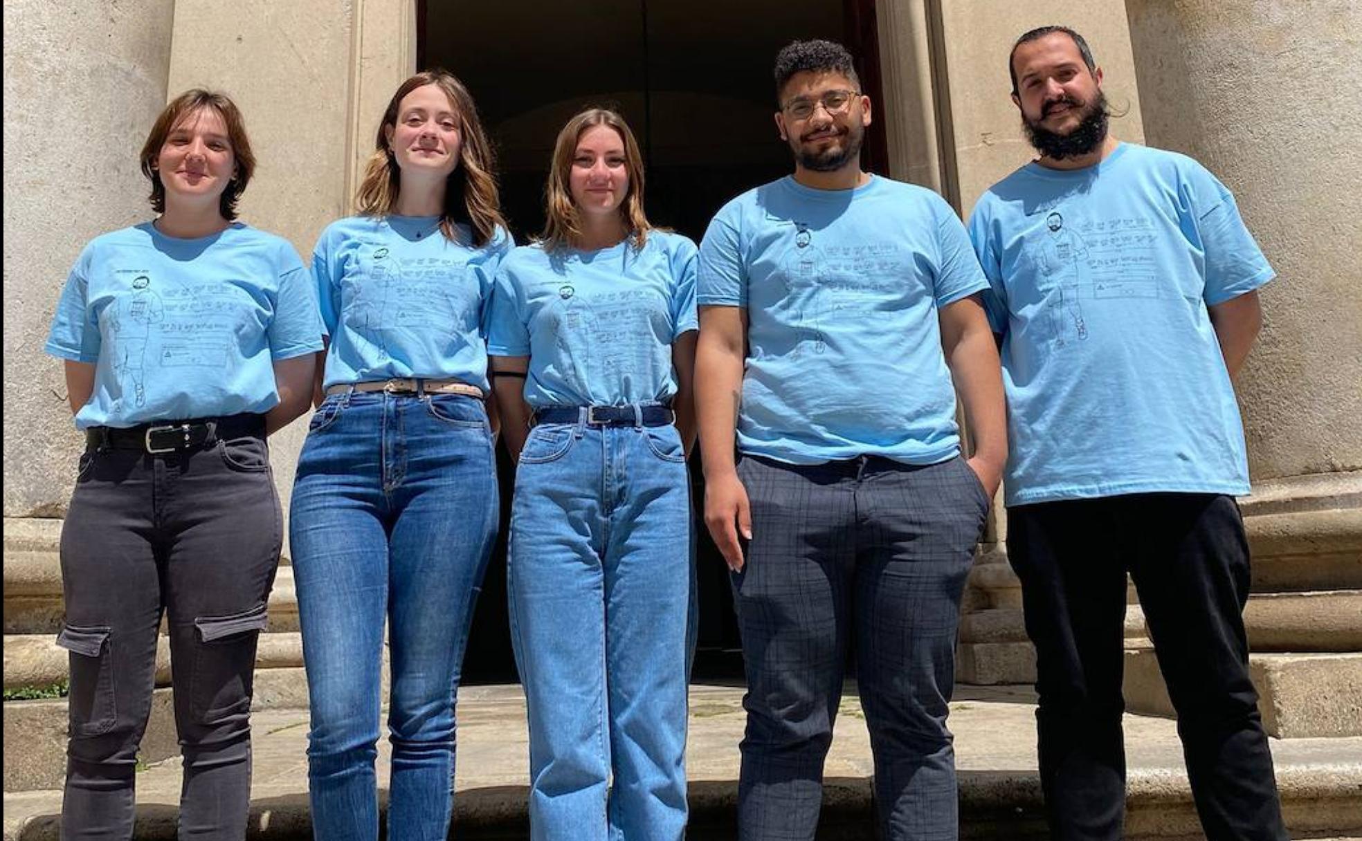 Andrea, en el centro, con miembros de la junta directiva de la Delegación de Estudiantes de Filología.