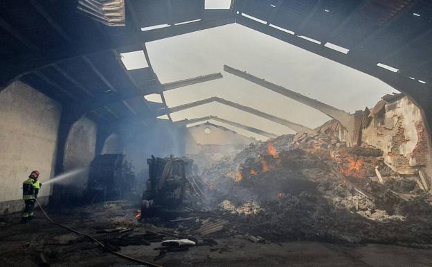 Los bomberos trabajan en el interior de la nave.