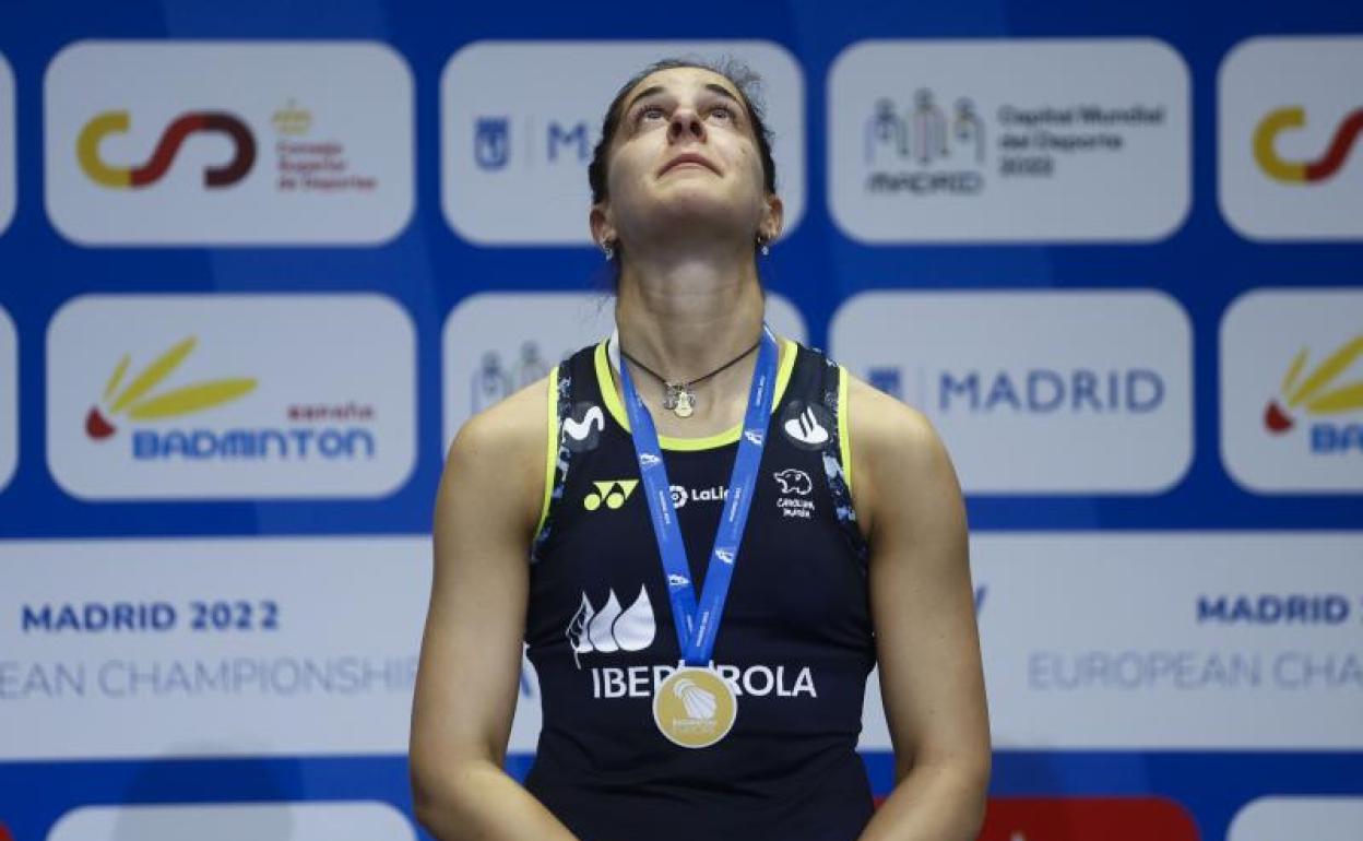 Carolina Marín, emocionada con el oro europeo al cuello.