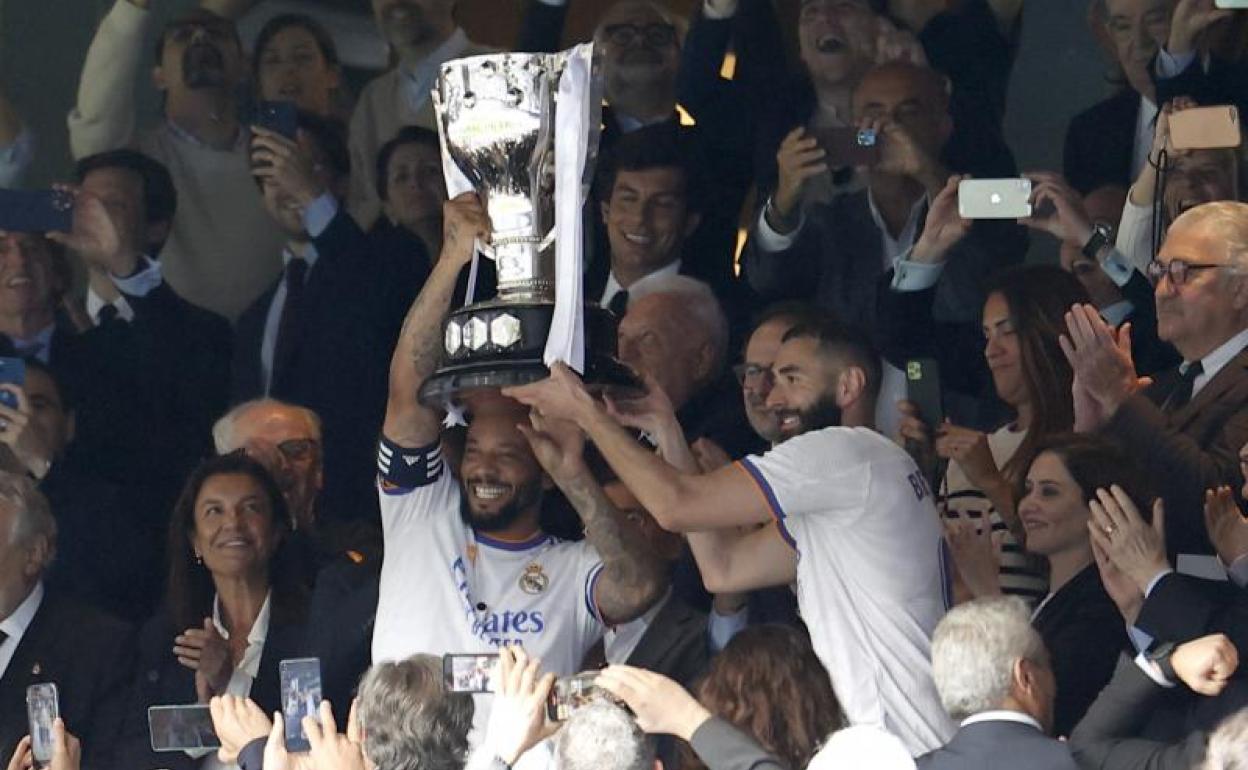 Marcelo y Benzema levantaron en el Bernabéu el trofeo al campeón de Liga.