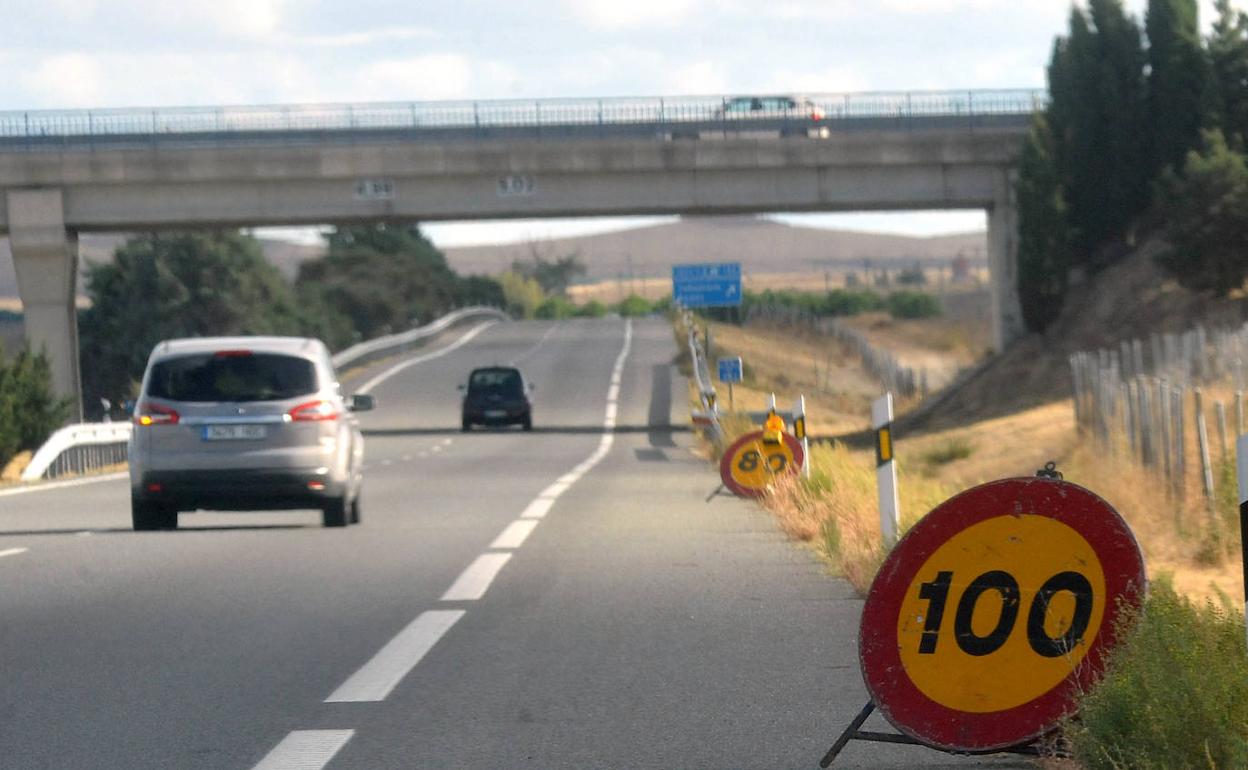Un tramo de la A-6 en el término de Medina del Campo.