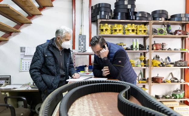 Julio y Julio Medina, padre e hijo, en la tienda de recambios que ha pasado de una generación a otra. 