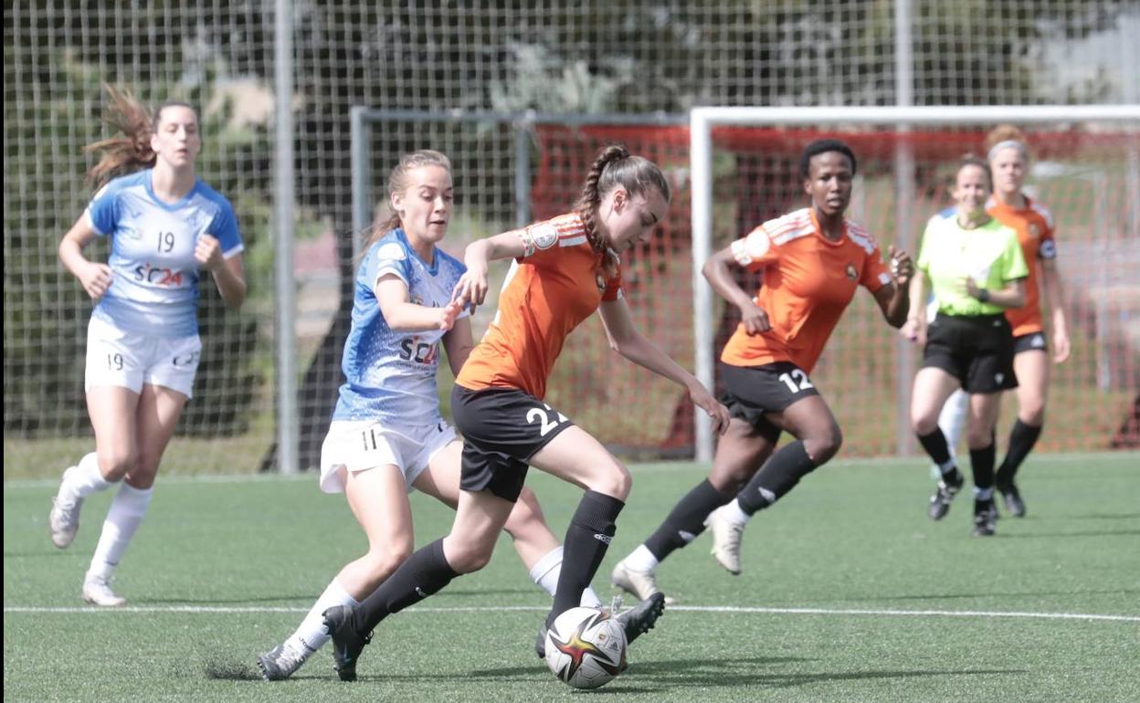 Paula Duran protege el esférico ante la llegada de una jugadora visitante. 