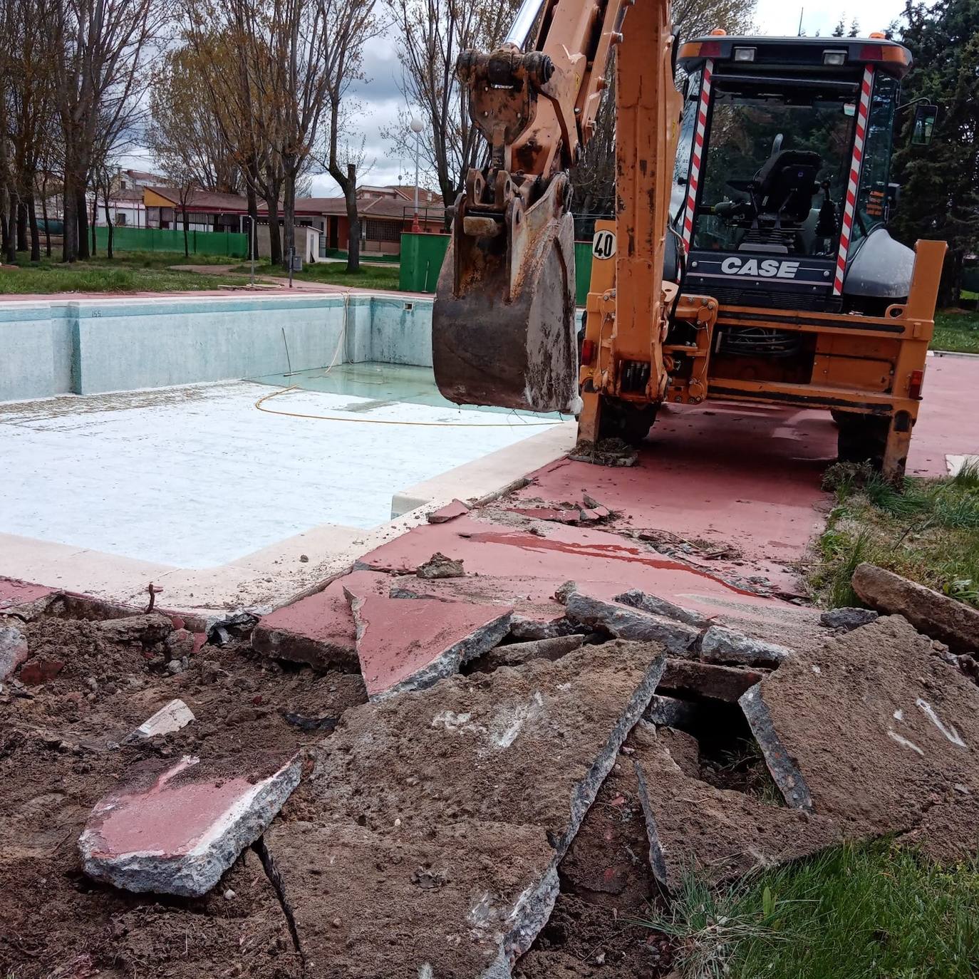 Obras en la piscina de Villaverde de Íscar.