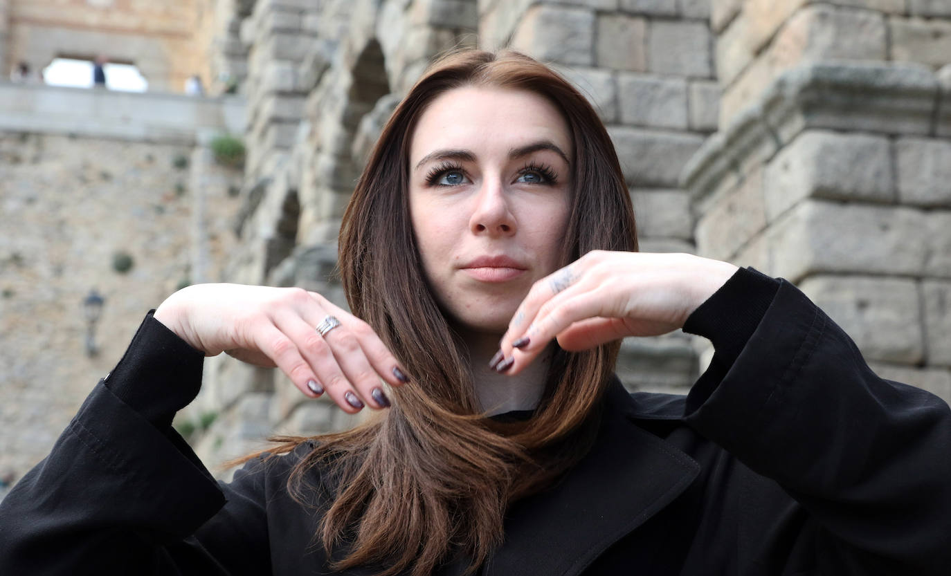 Daryna Horokhovska, en la plaza del Azoguejo de Segovia.