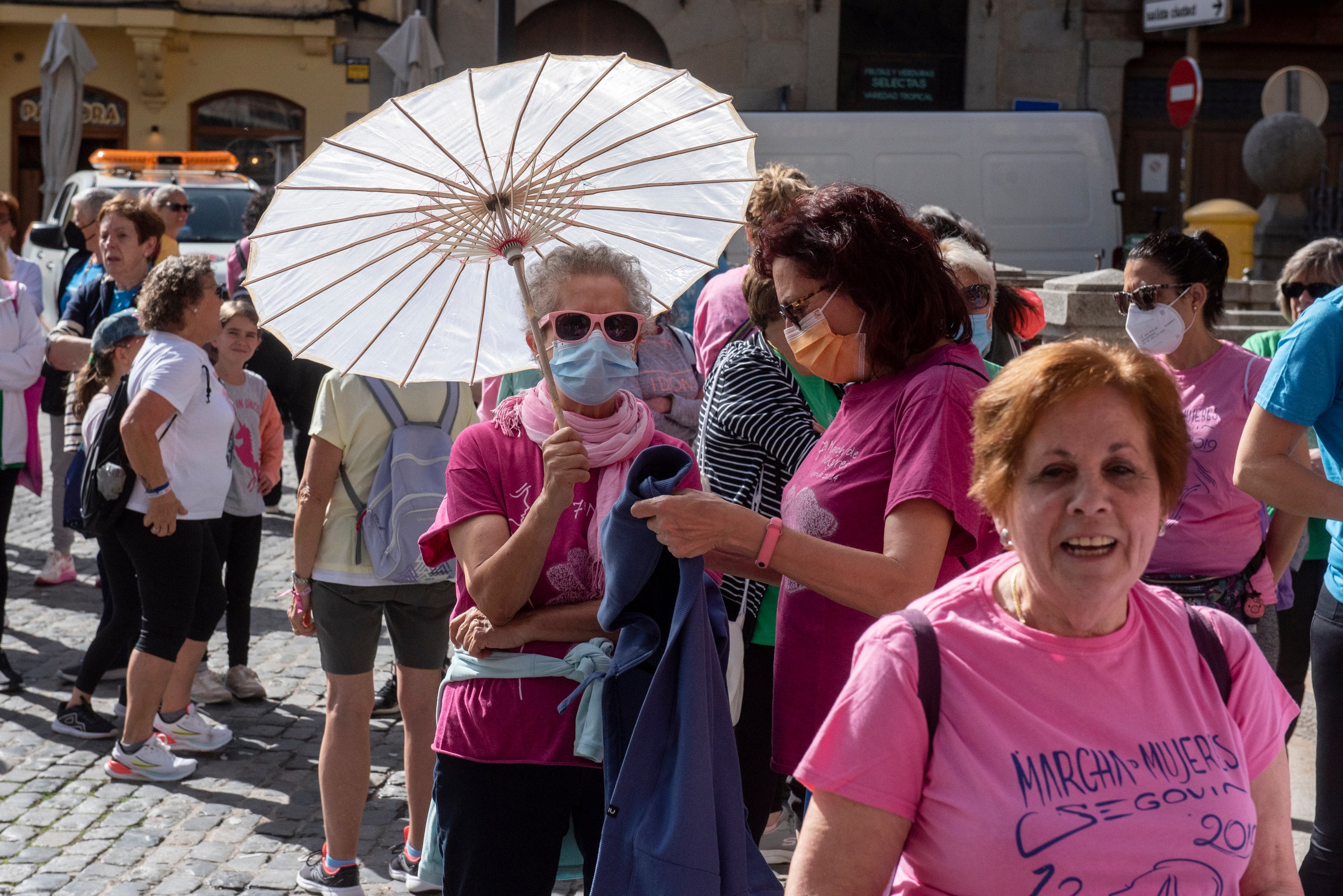 Cientos de mujeres marchan este 1 de mayo por las calles de Segovia.