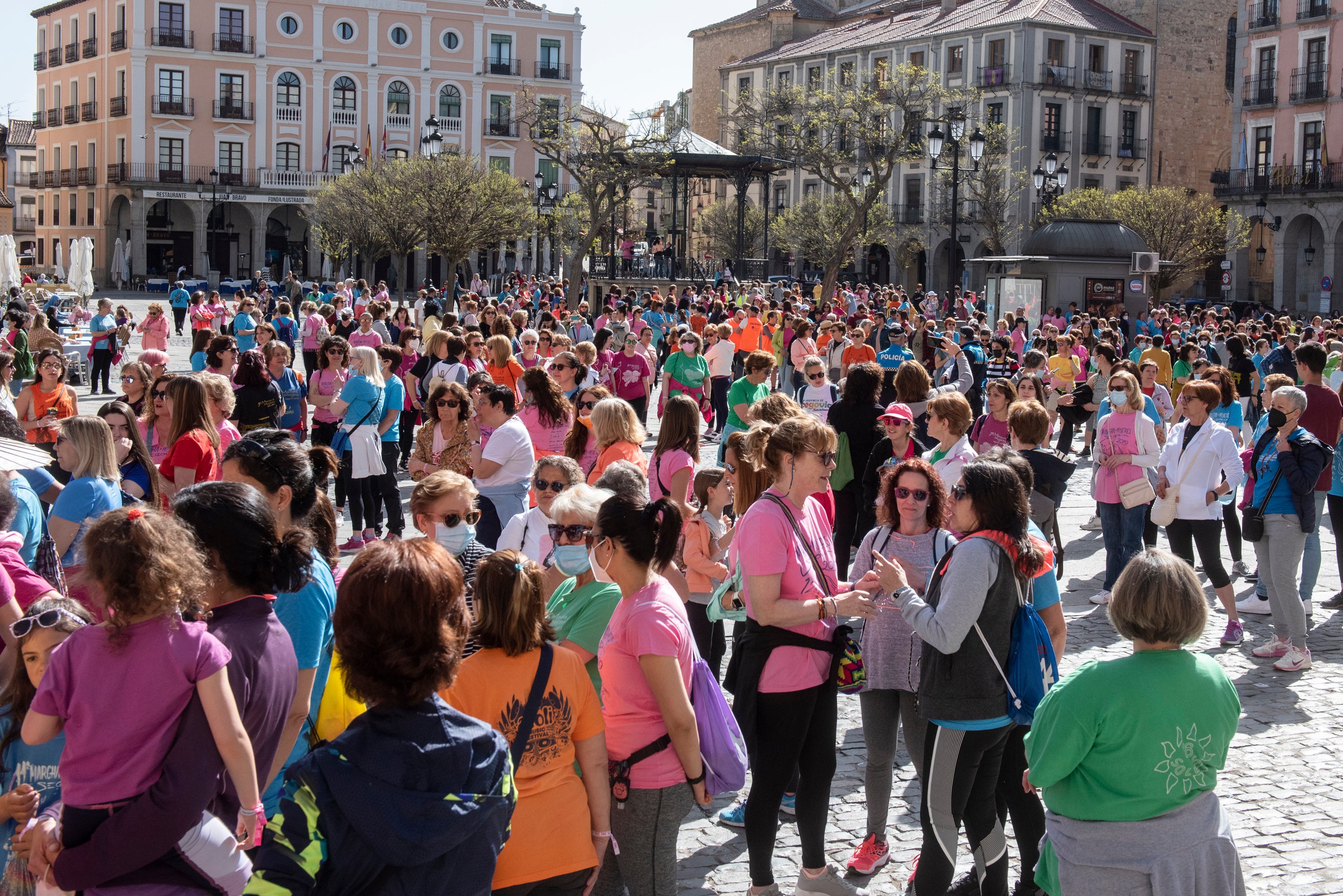 Cientos de mujeres marchan este 1 de mayo por las calles de Segovia.