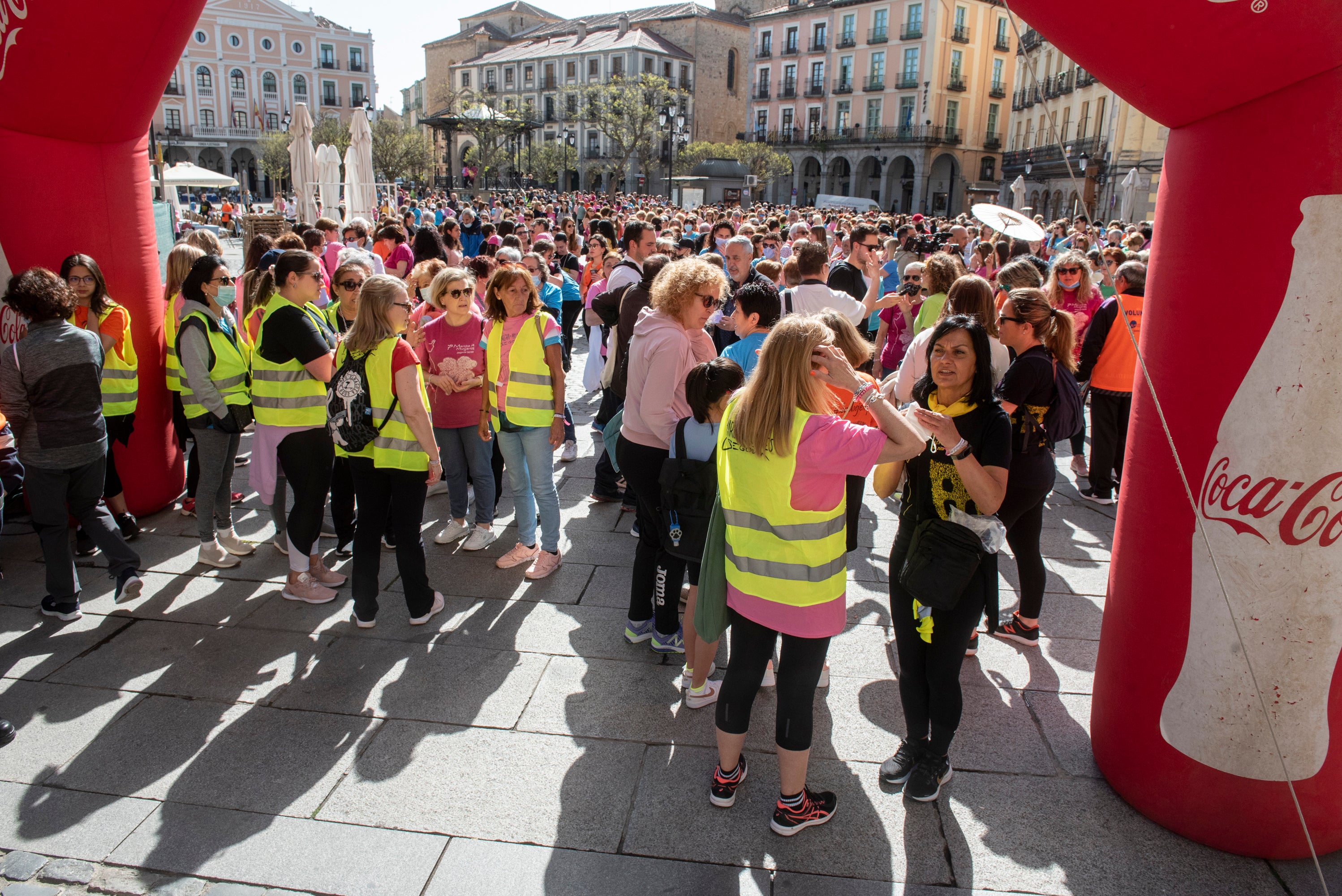 Cientos de mujeres marchan este 1 de mayo por las calles de Segovia.
